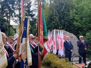 Zdjęcie główne dla wydarzenia: Obchody 45. rocznicy podpisania Porozumień Sierpniowych przed Kamieniem Solidarności w Koninie