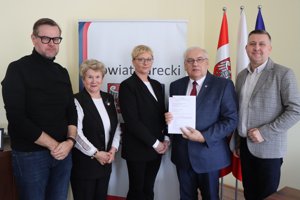 Zdjęcie główne dla wydarzenia: Podpisano umowę na modernizację drogi powiatowej Wróblina - Smaszew